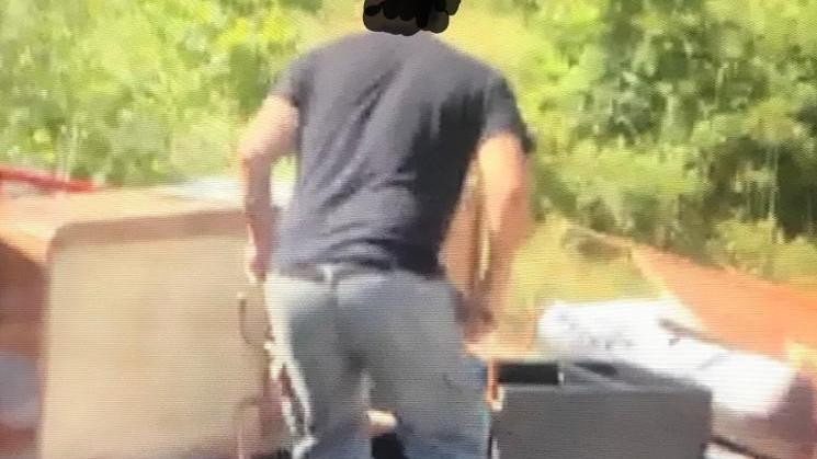 Abbandona i rifiuti: filmato dai cittadini e stangato dai vigili