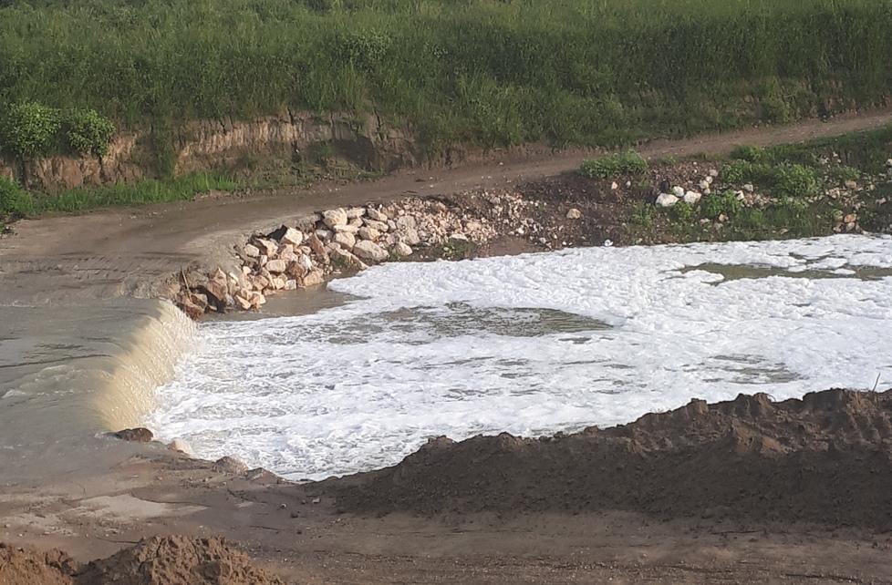 Schiuma nel Secchia in zona Quattroville