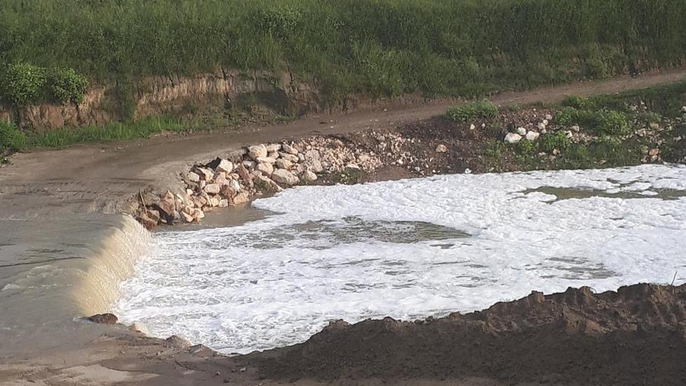 Schiuma nel Secchia in zona Quattroville