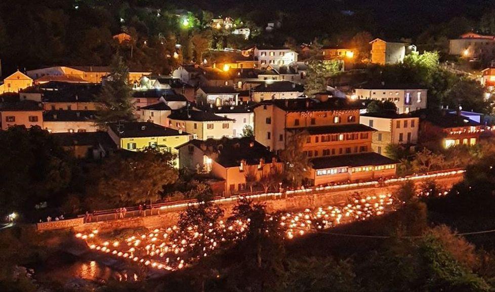 Il paese si illumina con 7mila luci e festeggia l’estate che sa di antico 