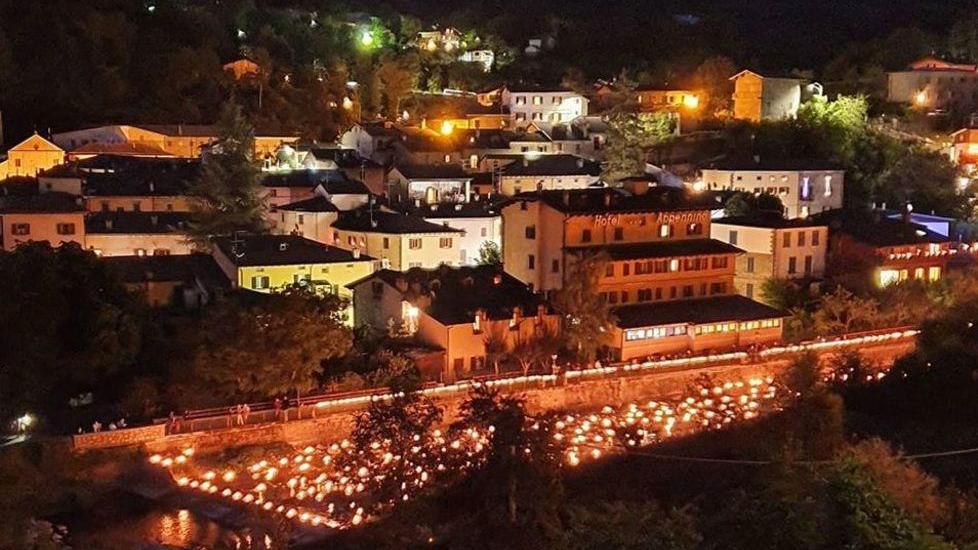 Il paese si illumina con 7mila luci e festeggia l’estate che sa di antico