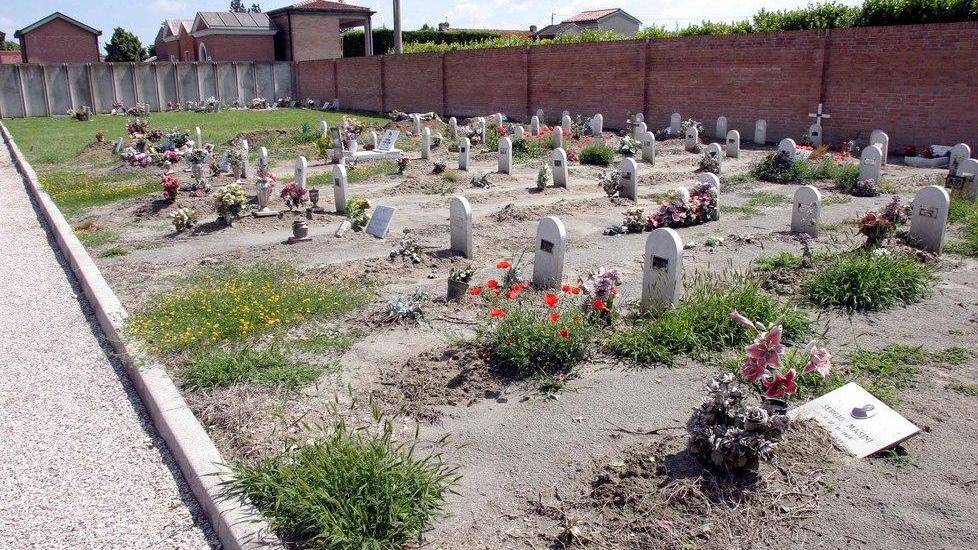Aumentano le sepolture di defunti indigenti Più aiuti dal Comune
