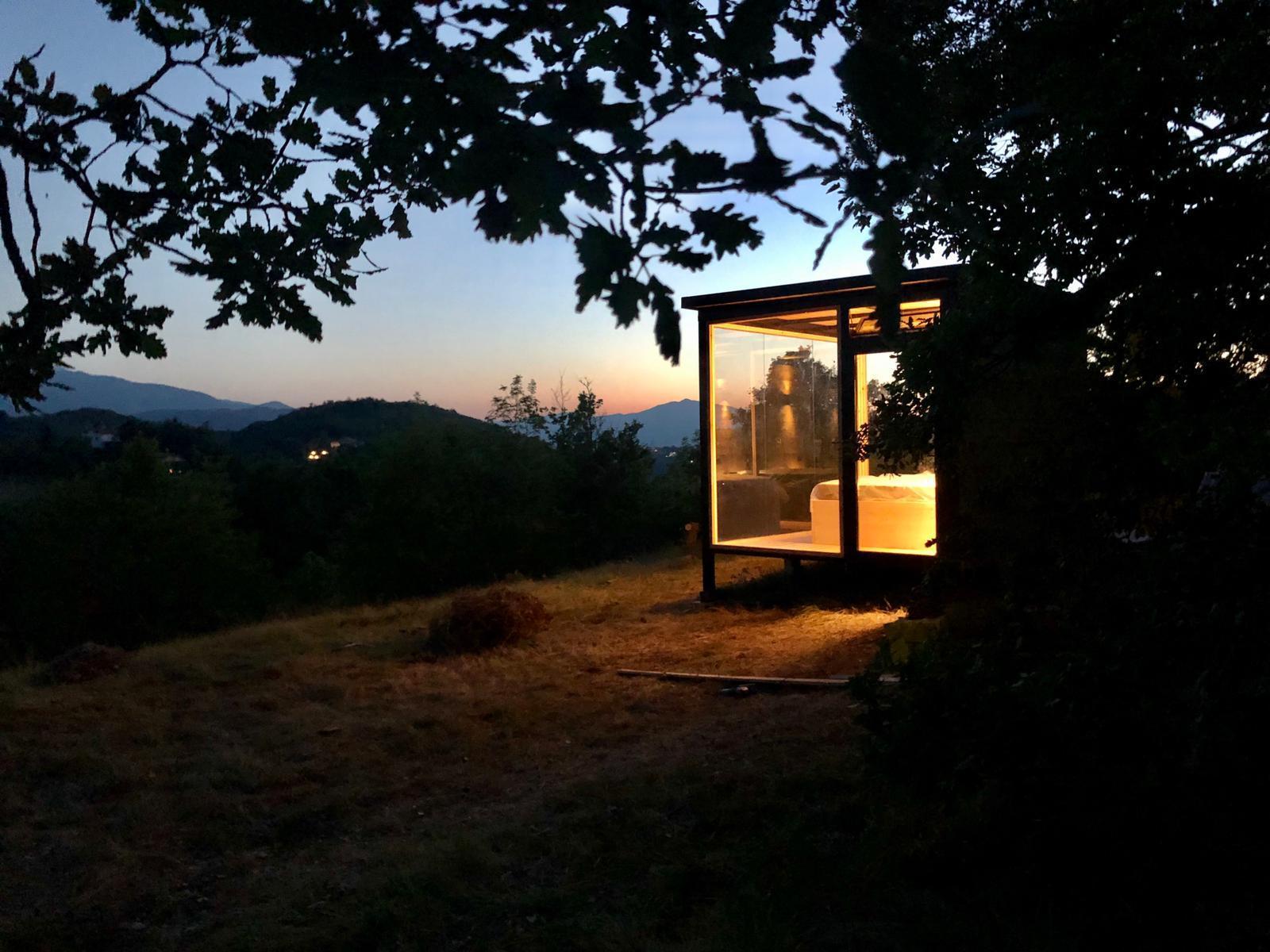 Pavullo, cubo di vetro inventato da Luca e Chiara: «Addormentarsi ammirando la vallata» 
