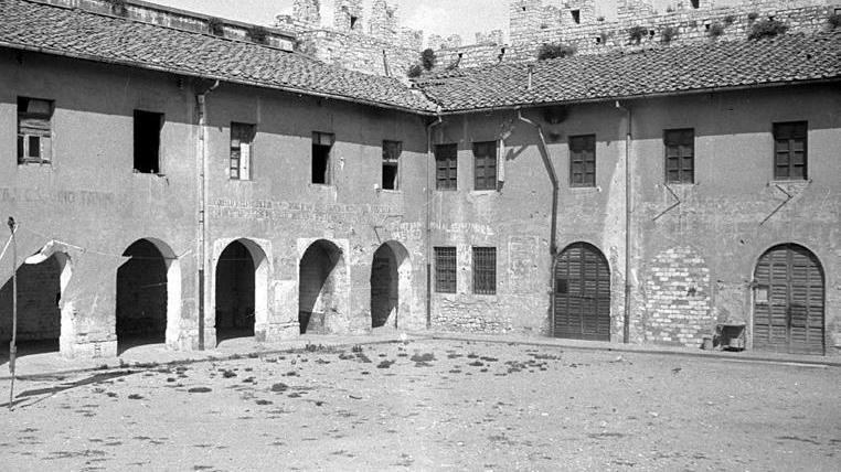 Le case degli sfollati all'interno del Castello dell'Imperatore (foto archivio fotografico Ranfagni)
