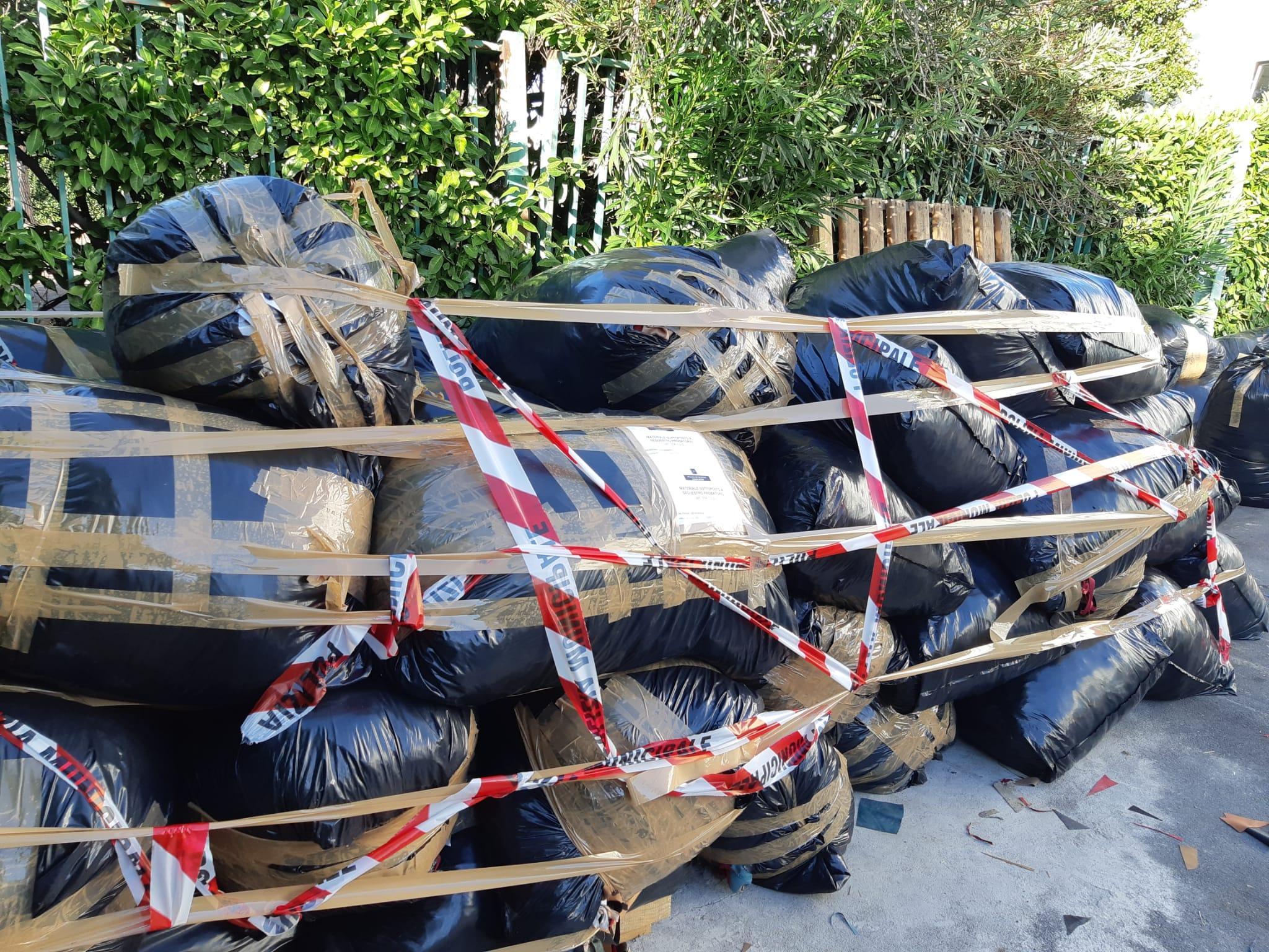 Cinese sorpreso a trasportare e smaltire illecitamente 2500 kg di rifiuti tessili
