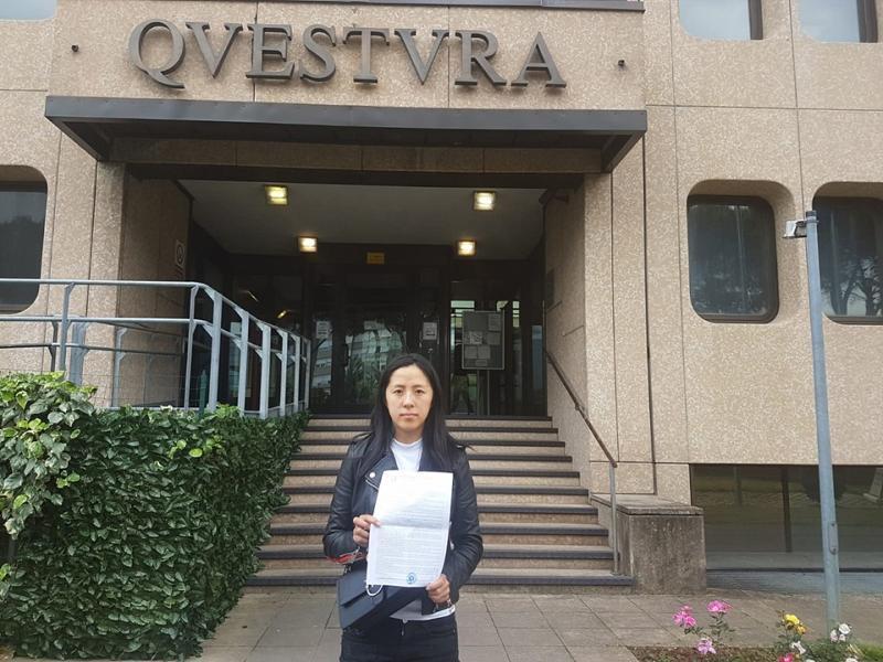Teresa Lin davanti alla Questura con la denuncia contro il sito web che voleva screditarla