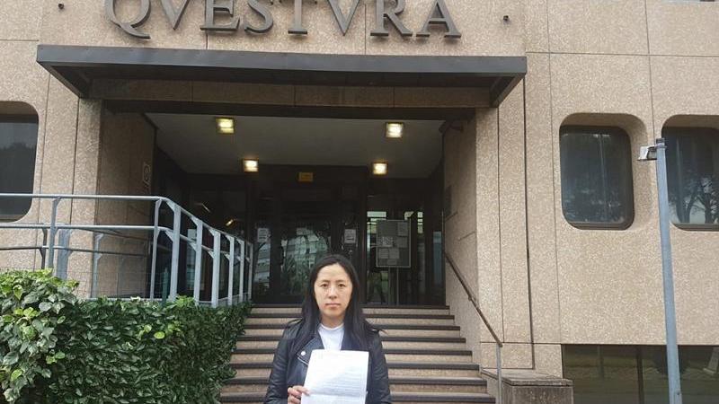 Teresa Lin davanti alla Questura con la denuncia contro il sito web che voleva screditarla