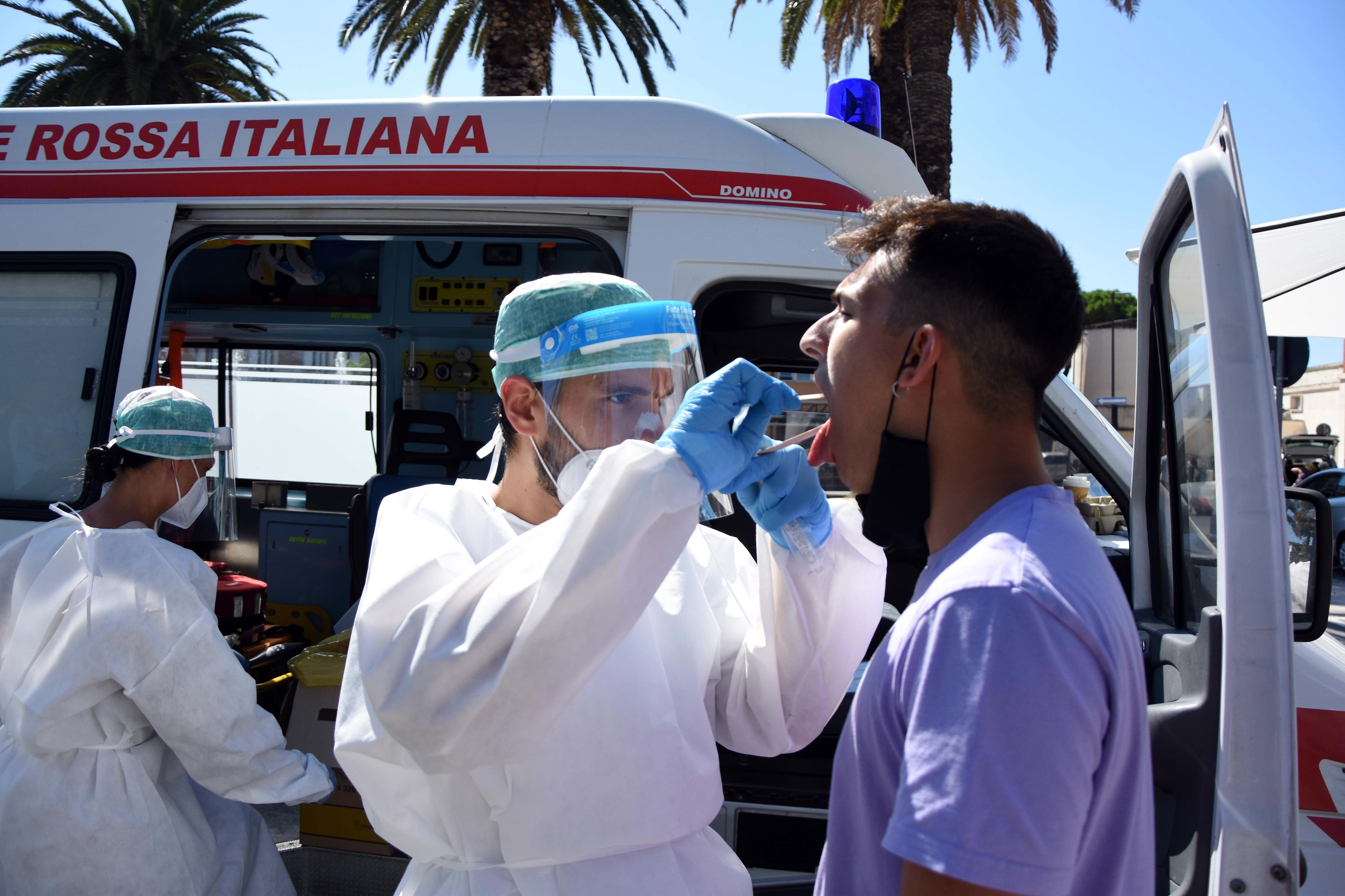 Un viaggiatore si sottopone al test la mattina del 26 agosto all'esterno della stazione ferroviaria di Grosseto (Foto Bf)