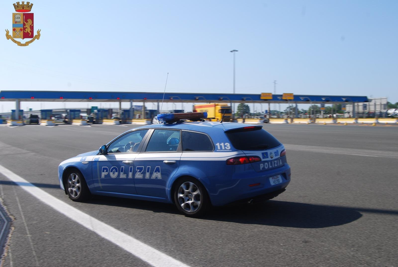 Folle corsa in autostrada per fuggire al controllo della polizia