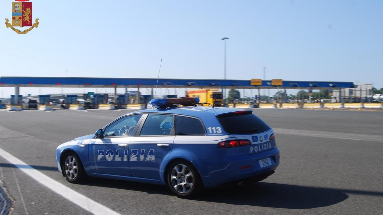 Folle corsa in autostrada per fuggire al controllo della polizia