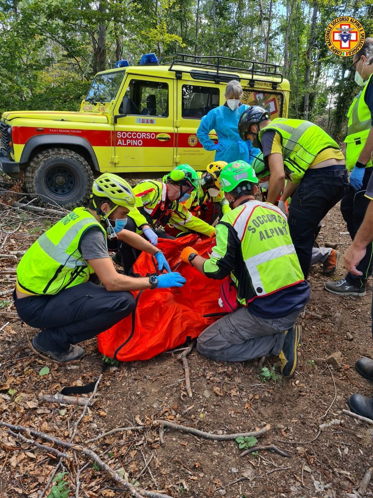 La donna viene preparata dai tecnici del Sast per essere issata sull’elisoccorso (foto Sast)