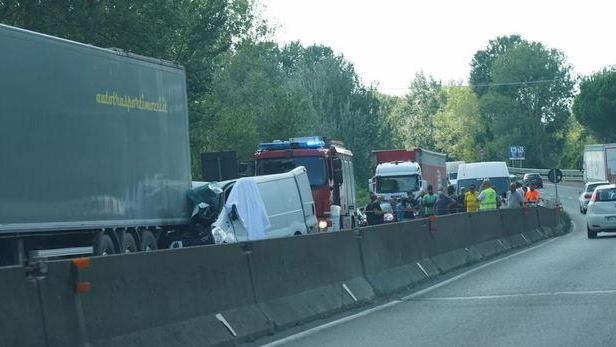 Incidente lungo la Firenze-Pisa-Livorno, morta una donna ferrarese