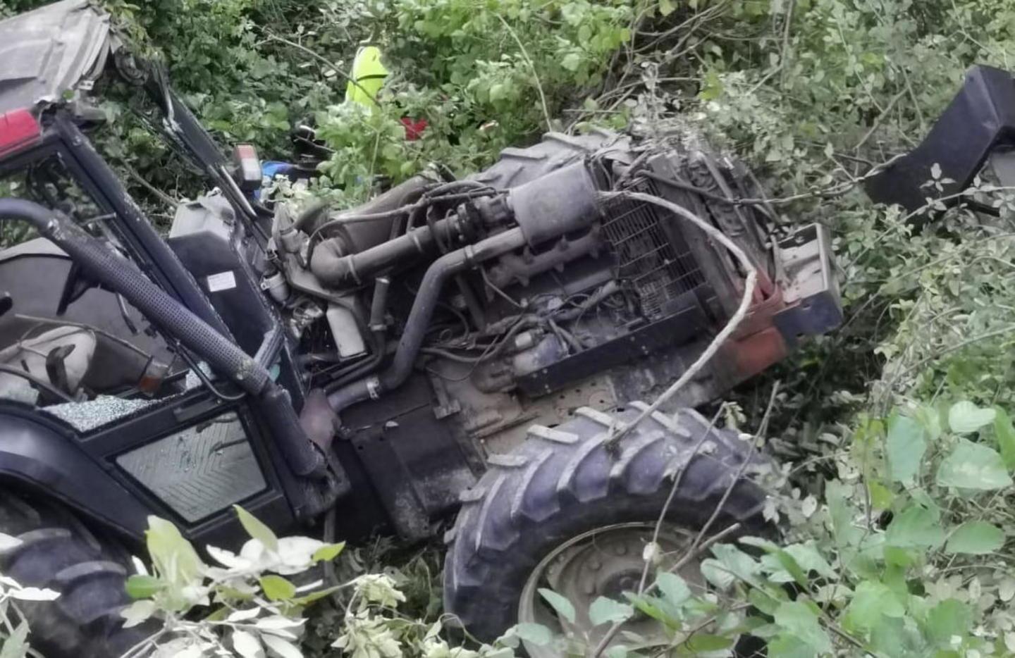 Il trattore ribaltato nel bosco a Palaia