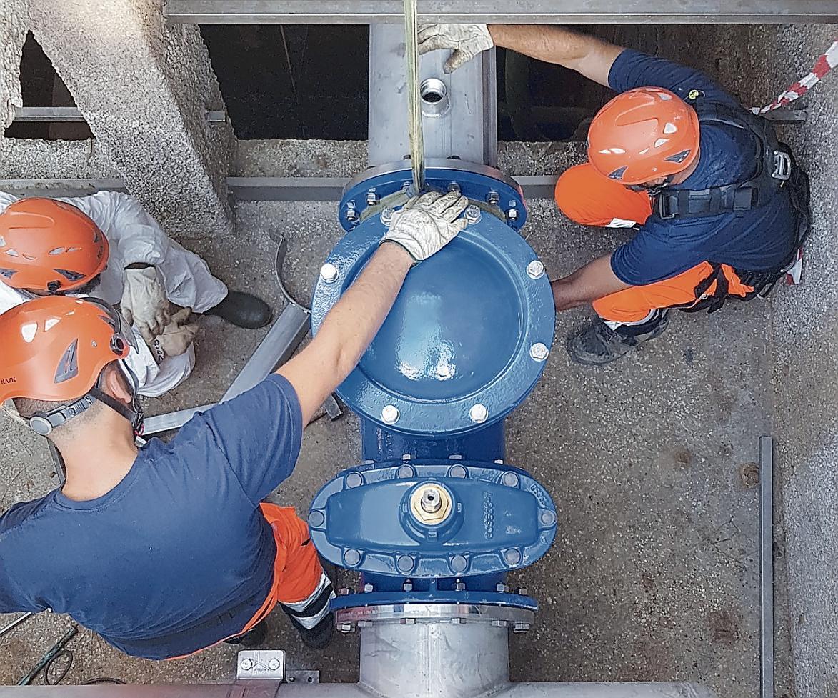 Operai di Acque Spa al lavoro (foto archivio)