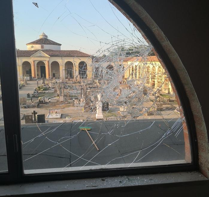 Vergogna a Gualtieri: raid di vandali al cimitero, rotte le vetrate e bruciati i fiori 