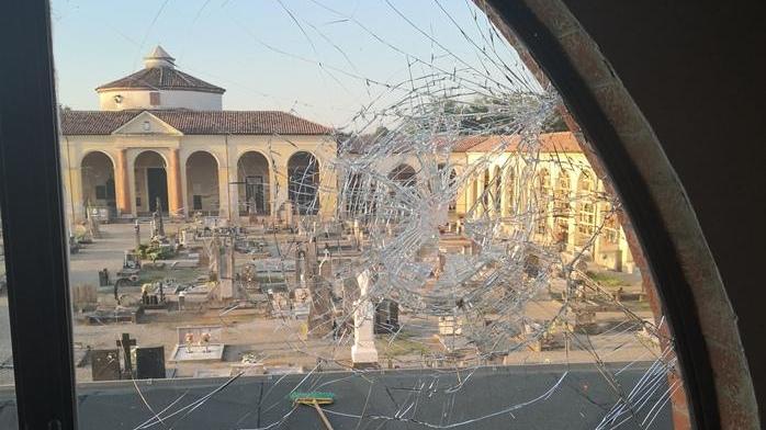 Vergogna a Gualtieri: raid di vandali al cimitero, rotte le vetrate e bruciati i fiori