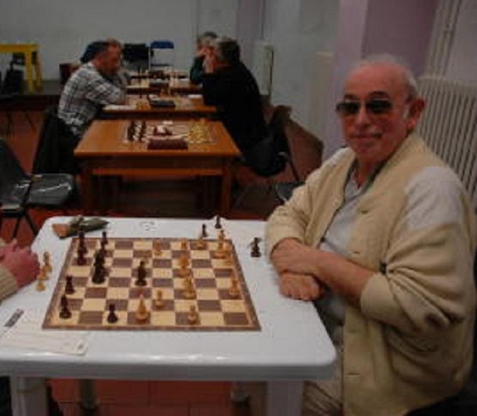 Fortunato Carnio durante un torneo di scacchi
