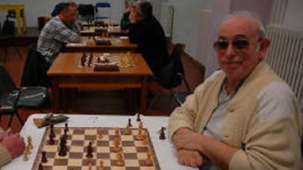 Fortunato Carnio durante un torneo di scacchi
