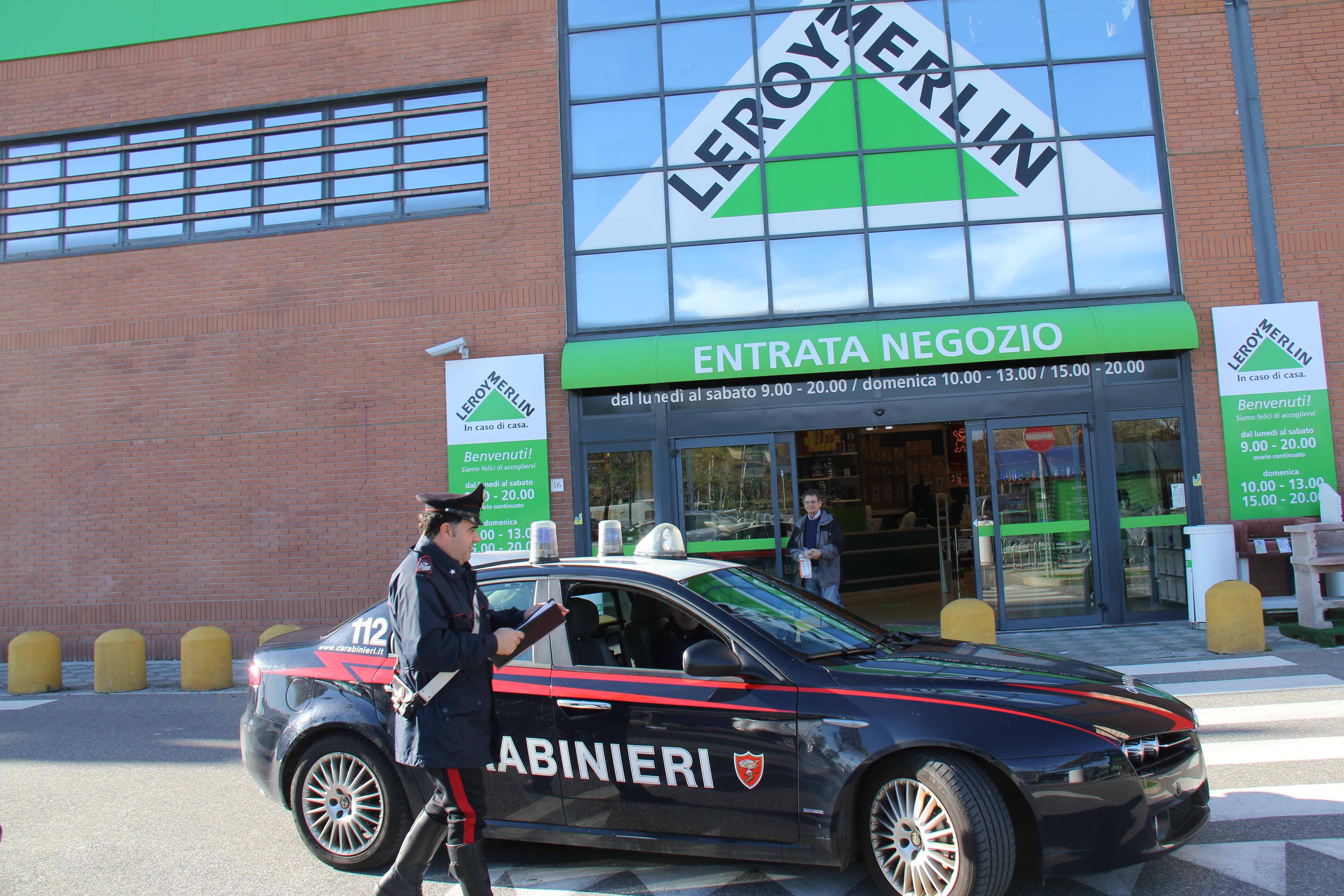 I carabinieri fuori dal Leroy Merlin