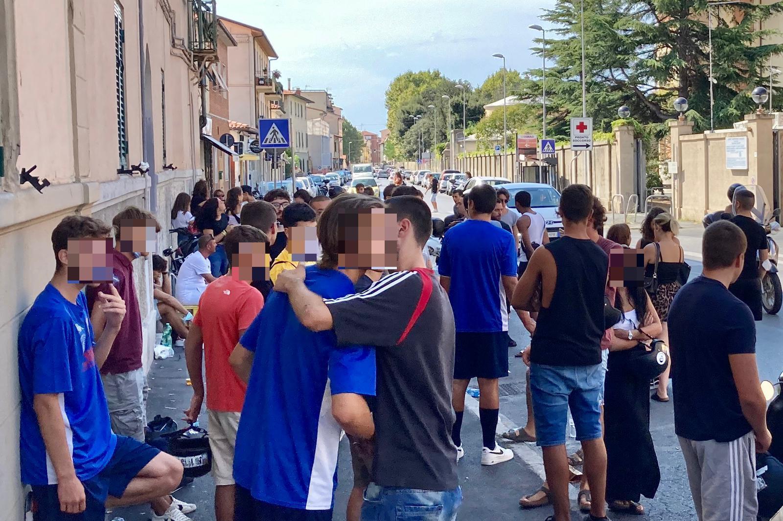 Giovani fuori dall'ospedale, in attesa di conoscere notizie sui loro amici protagonisti dello scontro in via di Popogna (Foto di Dario Marzi)