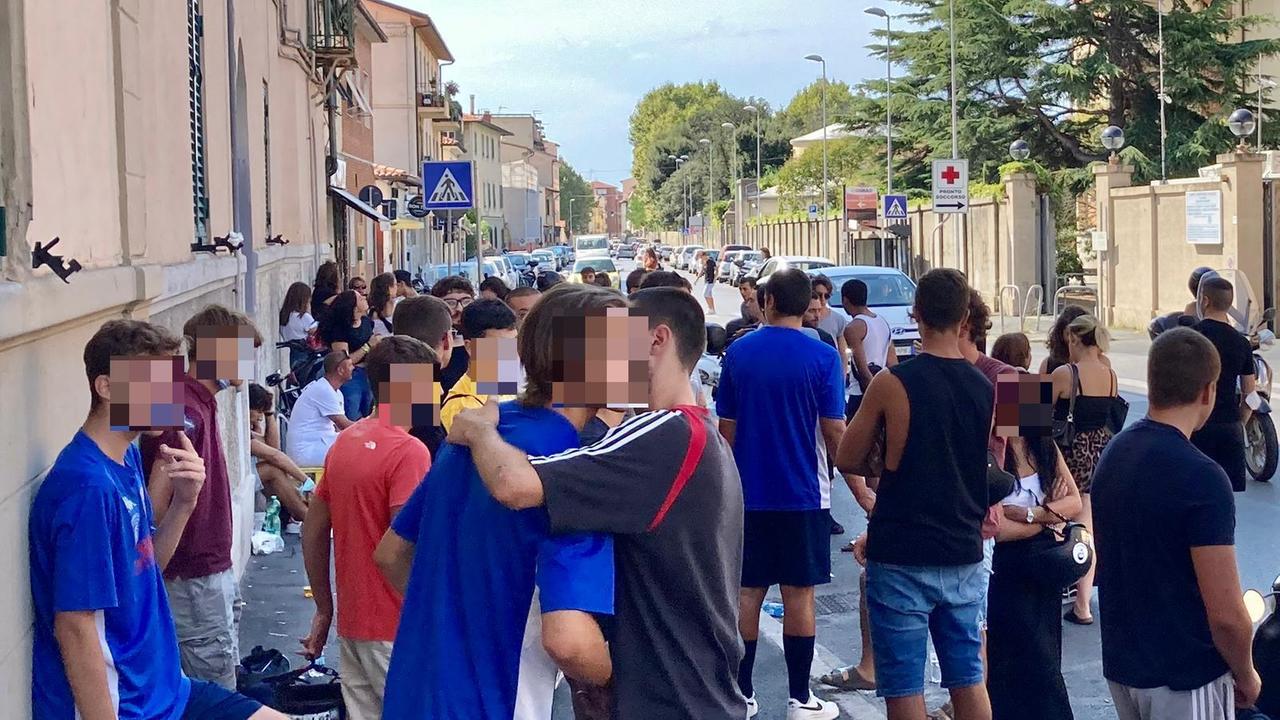 Giovani fuori dall'ospedale, in attesa di conoscere notizie sui loro amici protagonisti dello scontro in via di Popogna (Foto di Dario Marzi)