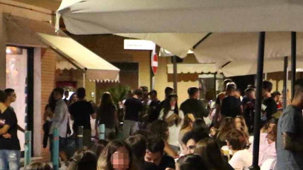 Marina di Carrara, i ragazzi divisi sull'accaduto: «Senza polizia la rissa finiva lì»