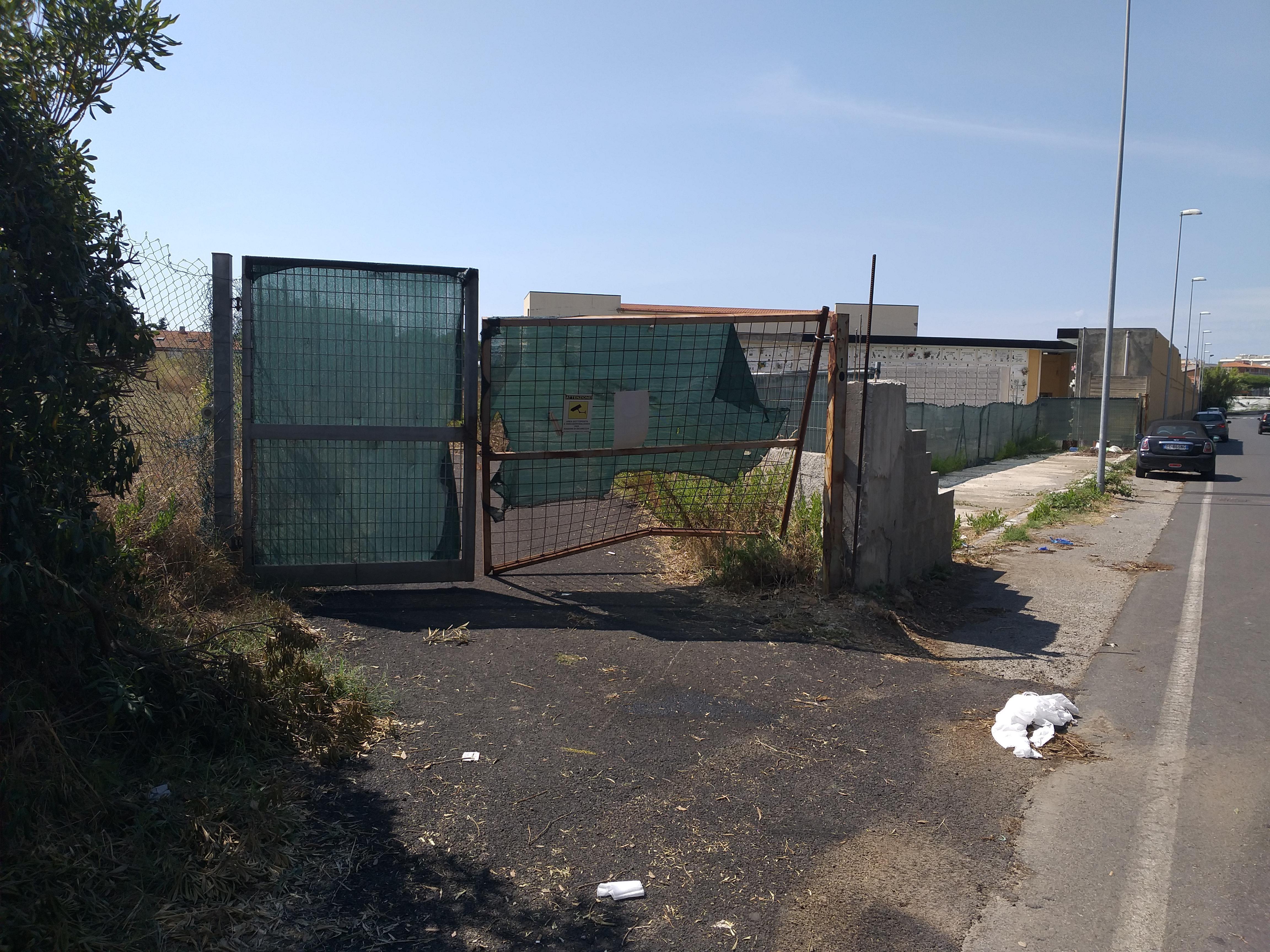 Il cancello sfondato di via di Popogna