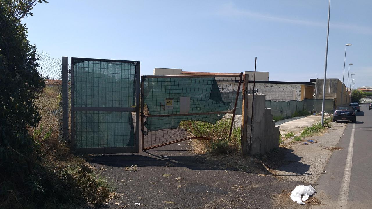 Il cancello sfondato di via di Popogna