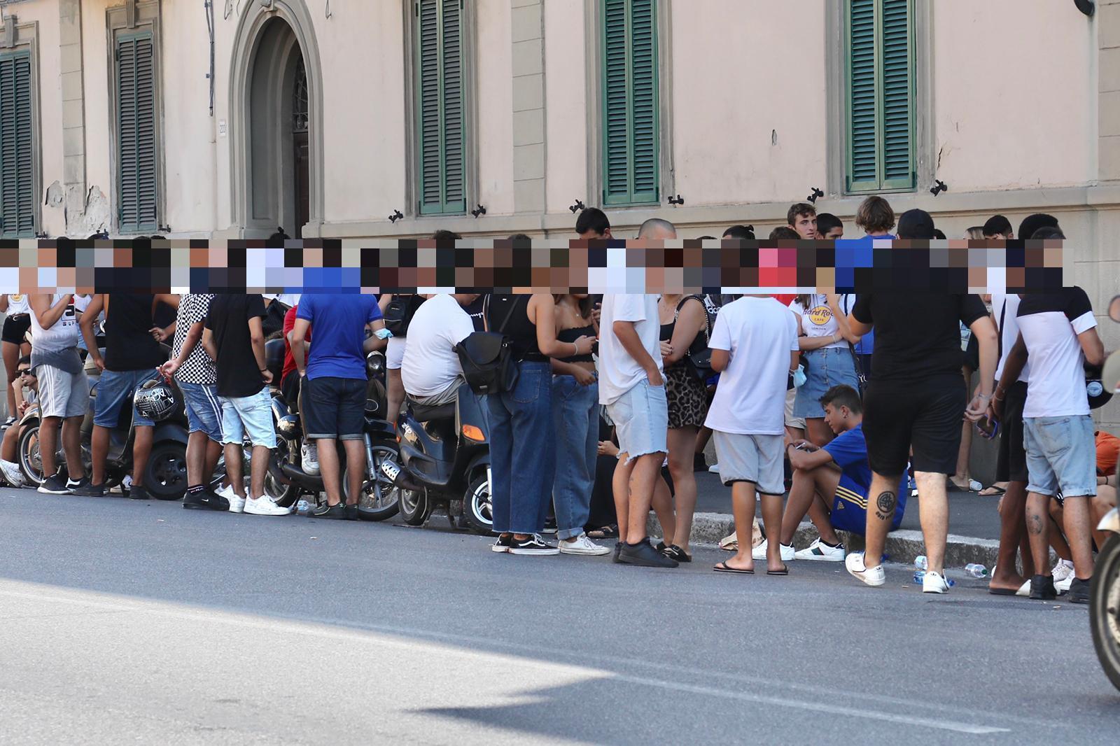 I ragazzini fuori dall'ospedale per incoraggiare i due feriti (foto Marzi)