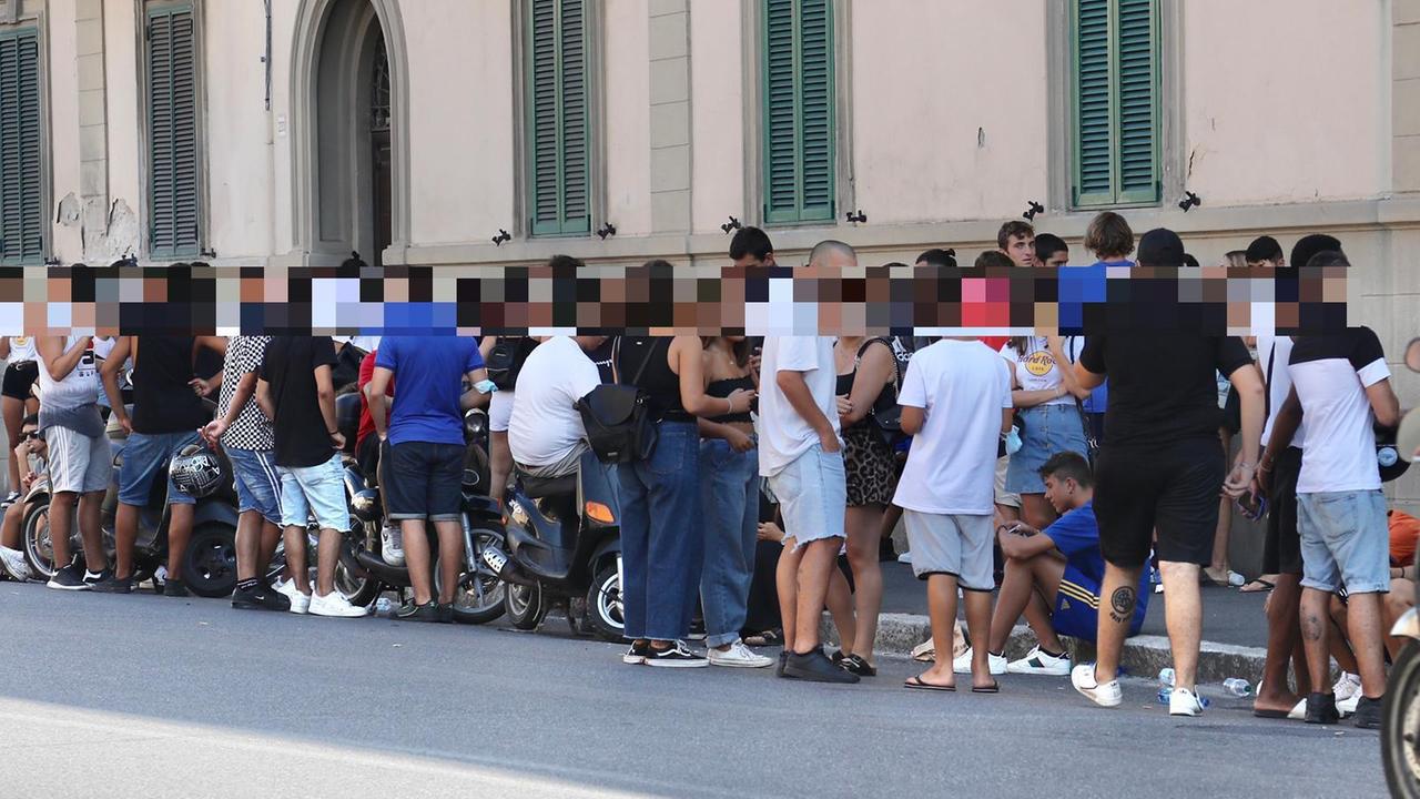 I ragazzini fuori dall'ospedale per incoraggiare i due feriti (foto Marzi)