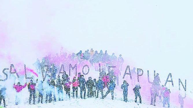 “Salviamo le Apuane” L’immagine simbolo per la tutela dei monti