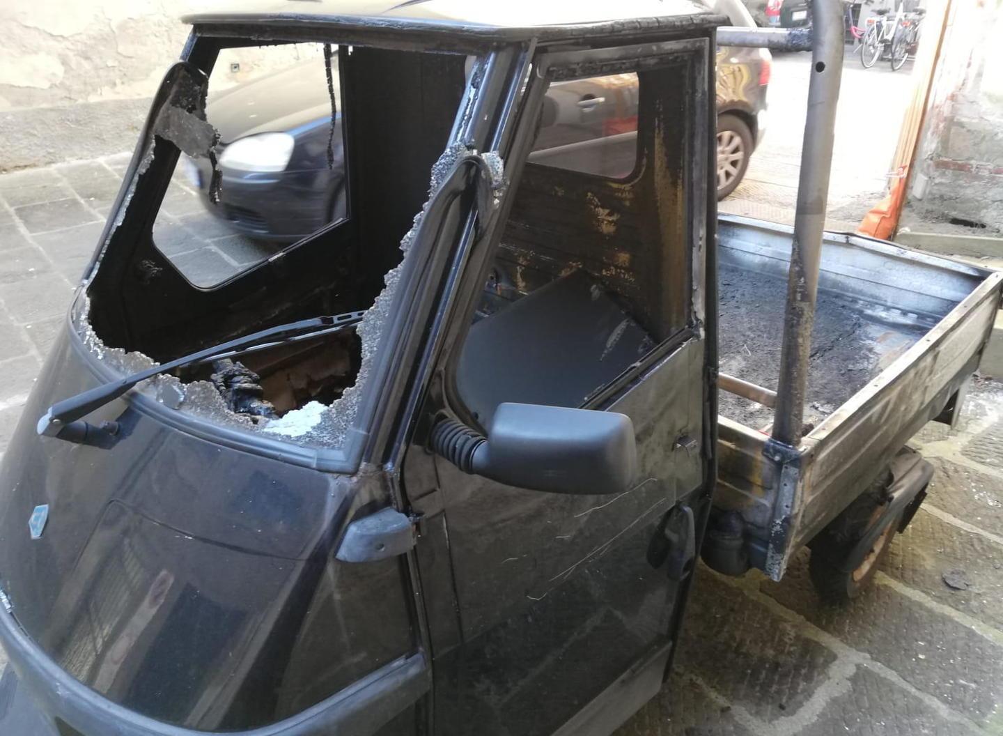 Acquisiti dai carabinieri i filmati delle telecamere nella zona dell’incendio 