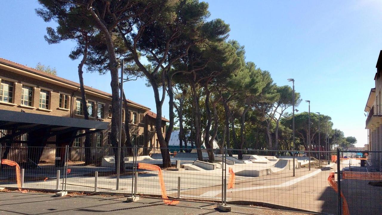 È ancora aperto il cantiere infinito in piazza della Repubblica a Rosignano Solvay: «Manca la pista»