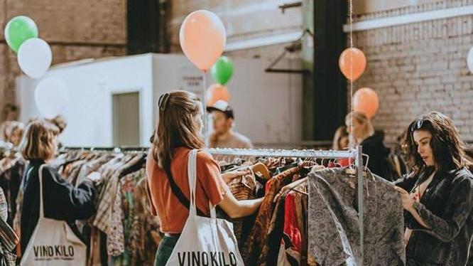 Vestiti vintage venduti a peso, Vinokilo sbarca alle Officine Garibaldi