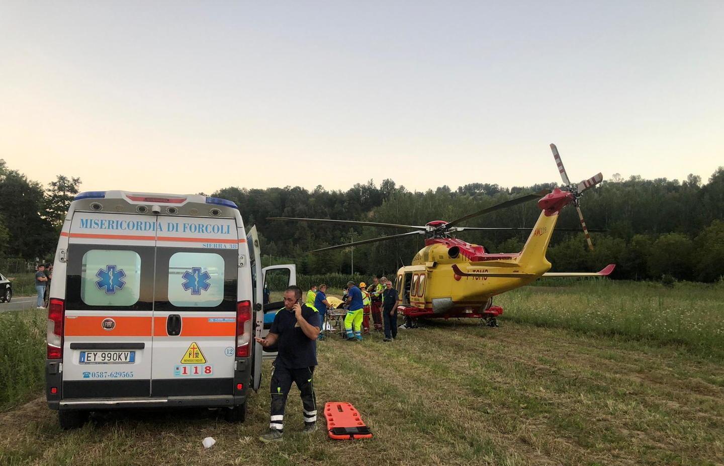 Si ribalta il trattore, operaio incastrato Drammatici soccorsi