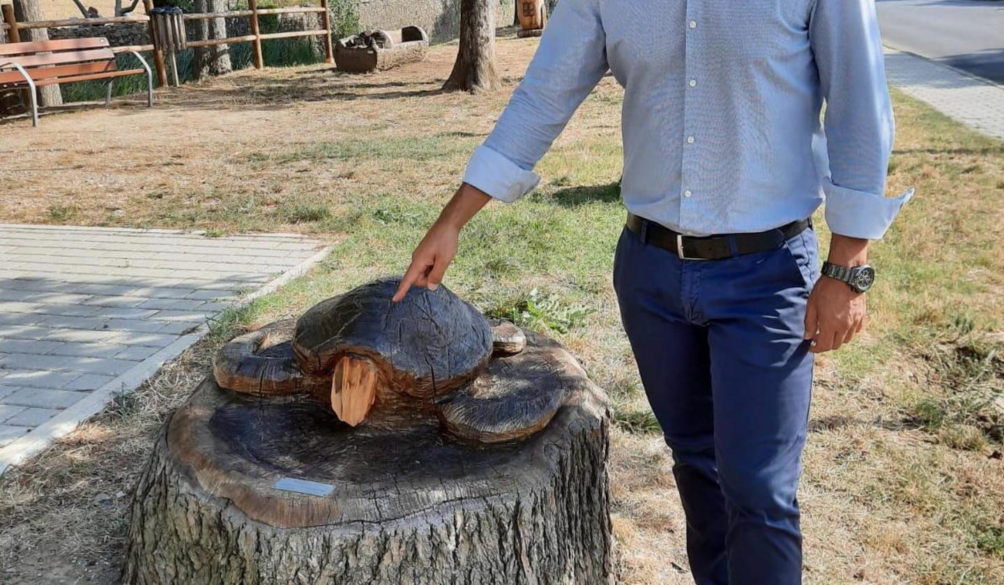 Vandalismo in via Riva Tartaruga “decapitata” nel giardino dei bimbi 