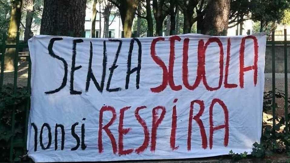 Incontro pubblico in piazza sui problemi della scuola