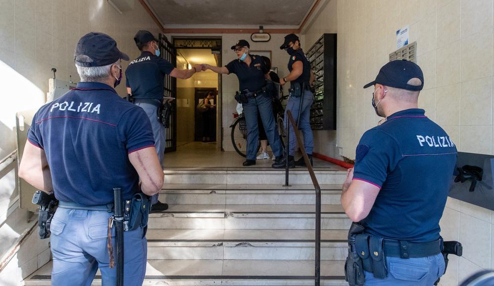 La droga nascosta su un pianerottolo del grattacielo