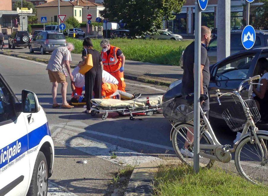 Donna in bici investita da un’auto in rotatoria