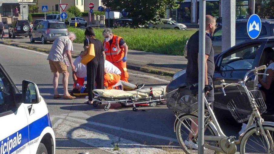 Donna in bici investita da un’auto in rotatoria