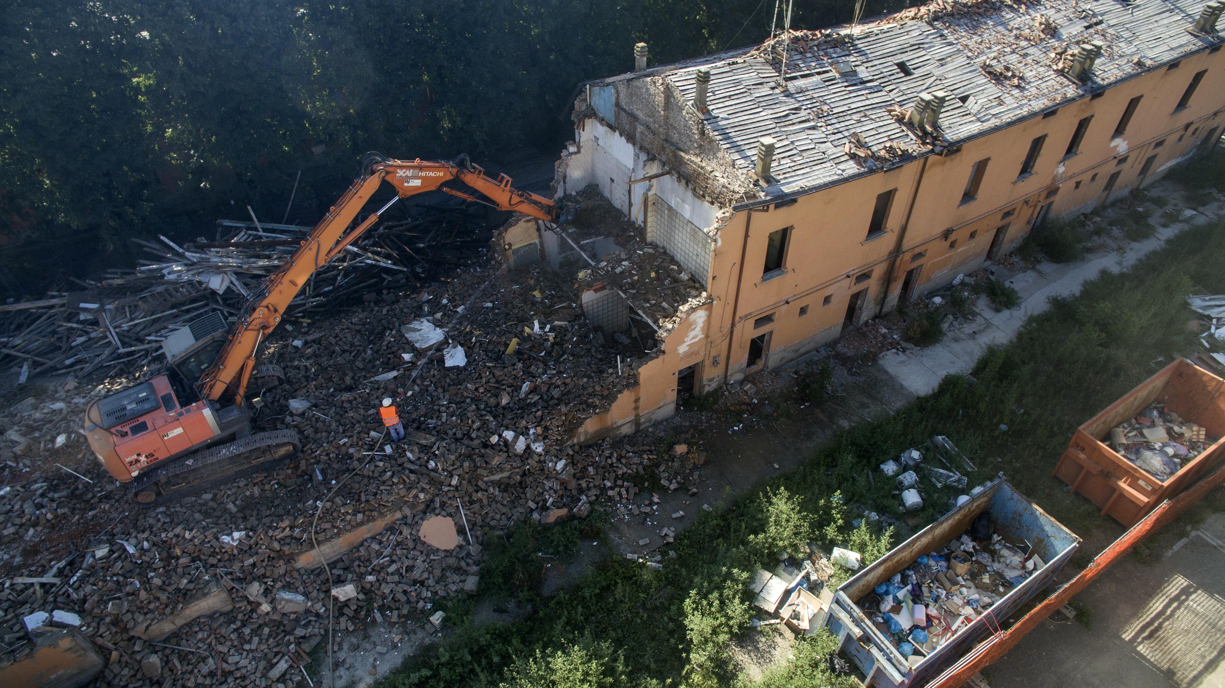 Castelfranco. Le ruspe già al lavoro Sono gli ultimi giorni delle case operaie «Troppo degradate» 