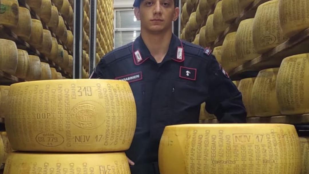Furti di Parmigiano Reggiano, i ladri erano il casaro e un suo aiuto