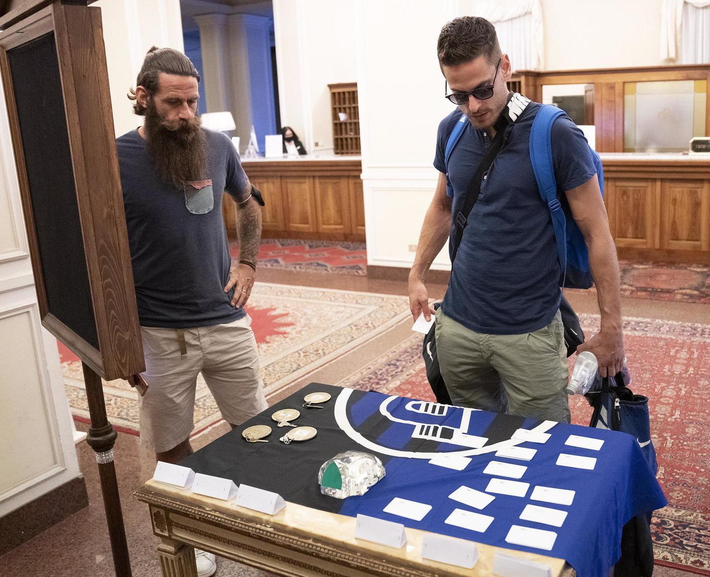 Moscardelli e Meroni del Pisa al loro arrivo al Grand Hotel La Pace (Foto Nucci)
