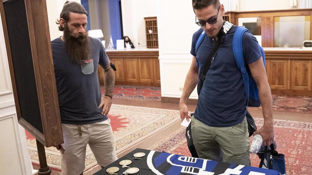 Moscardelli e Meroni del Pisa al loro arrivo al Grand Hotel La Pace (Foto Nucci)