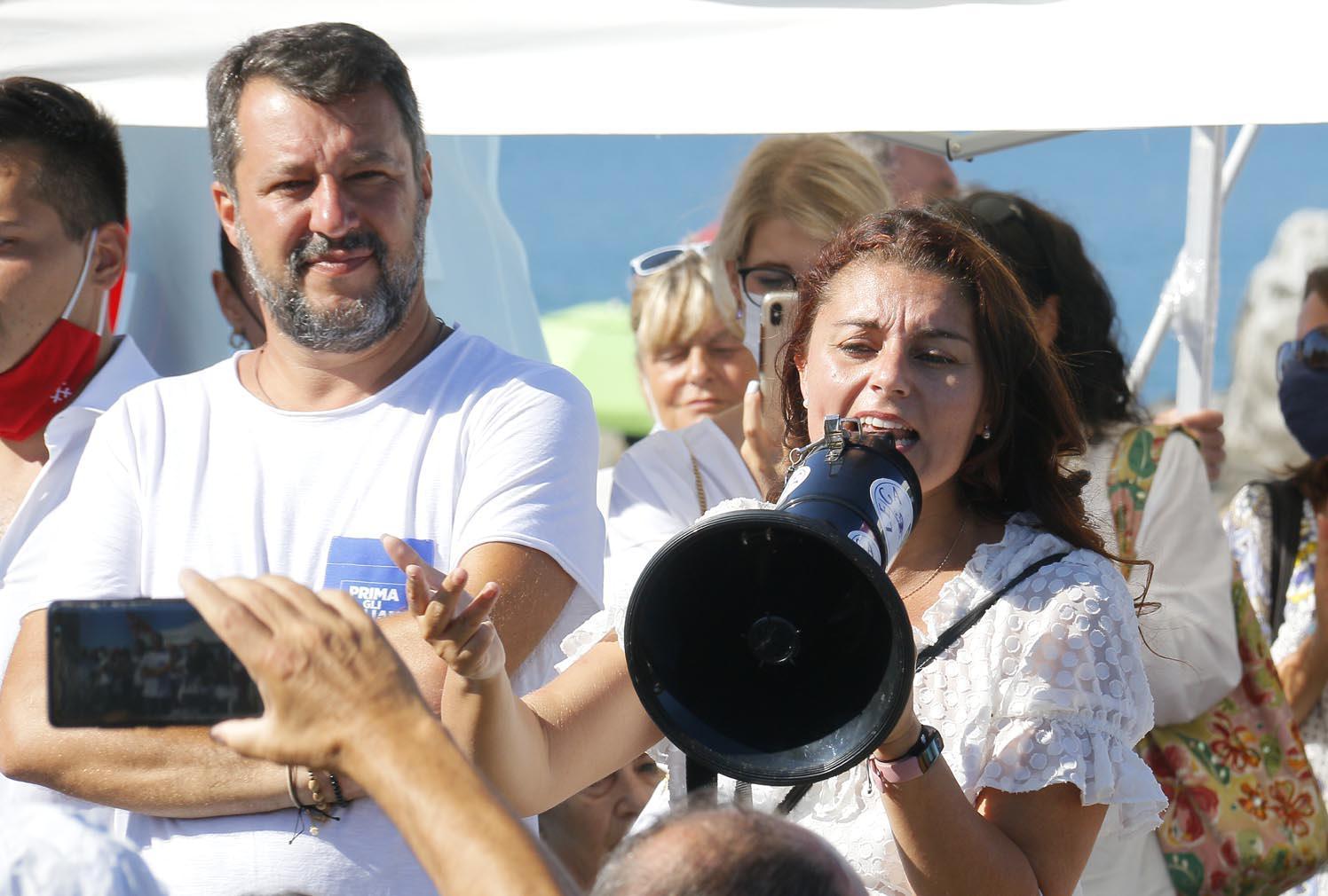 Matteo Salvini e Susanna Ceccardi durante un comizio