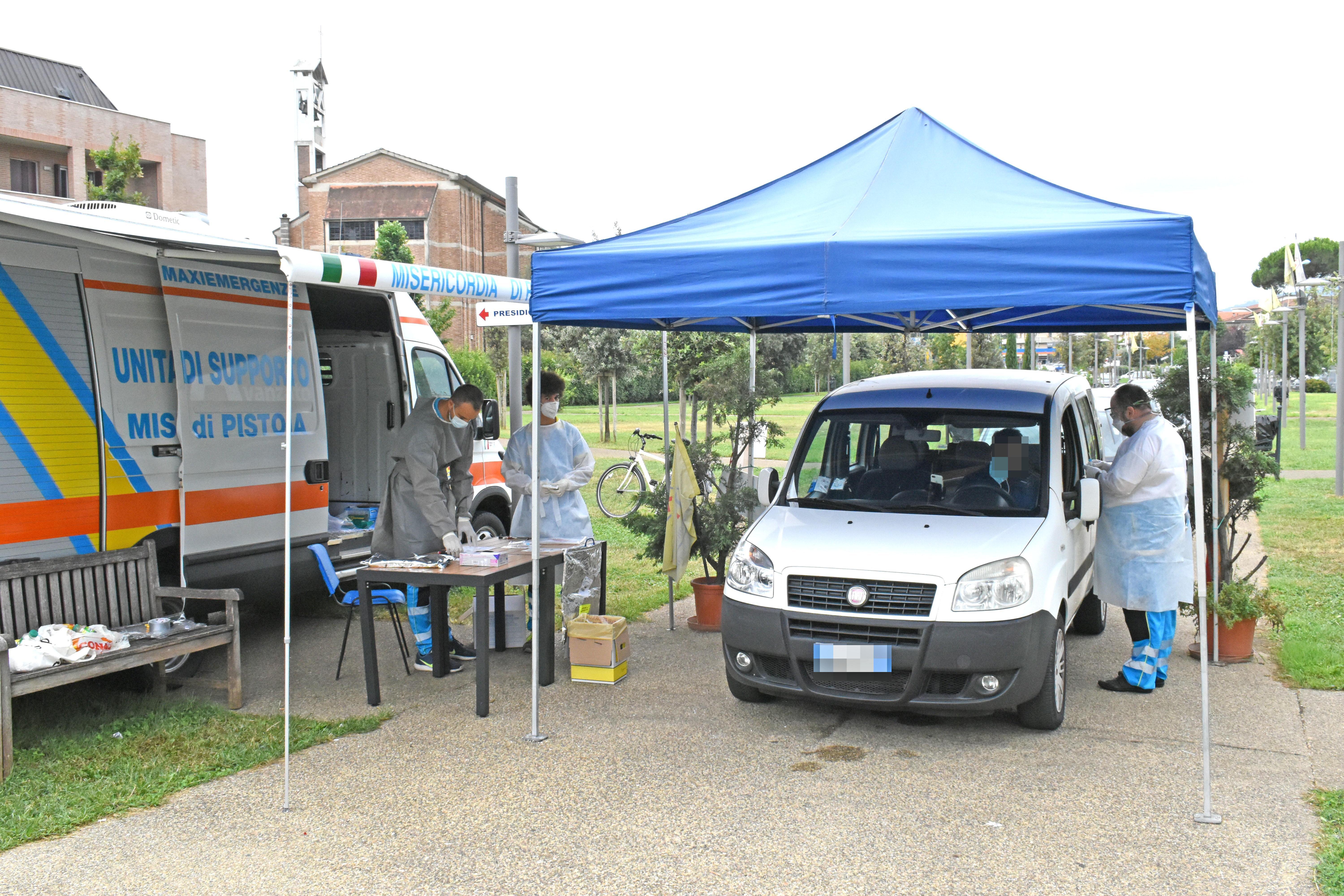 I tamponi in un punto "drive through" a Pistoia (foto Gori)