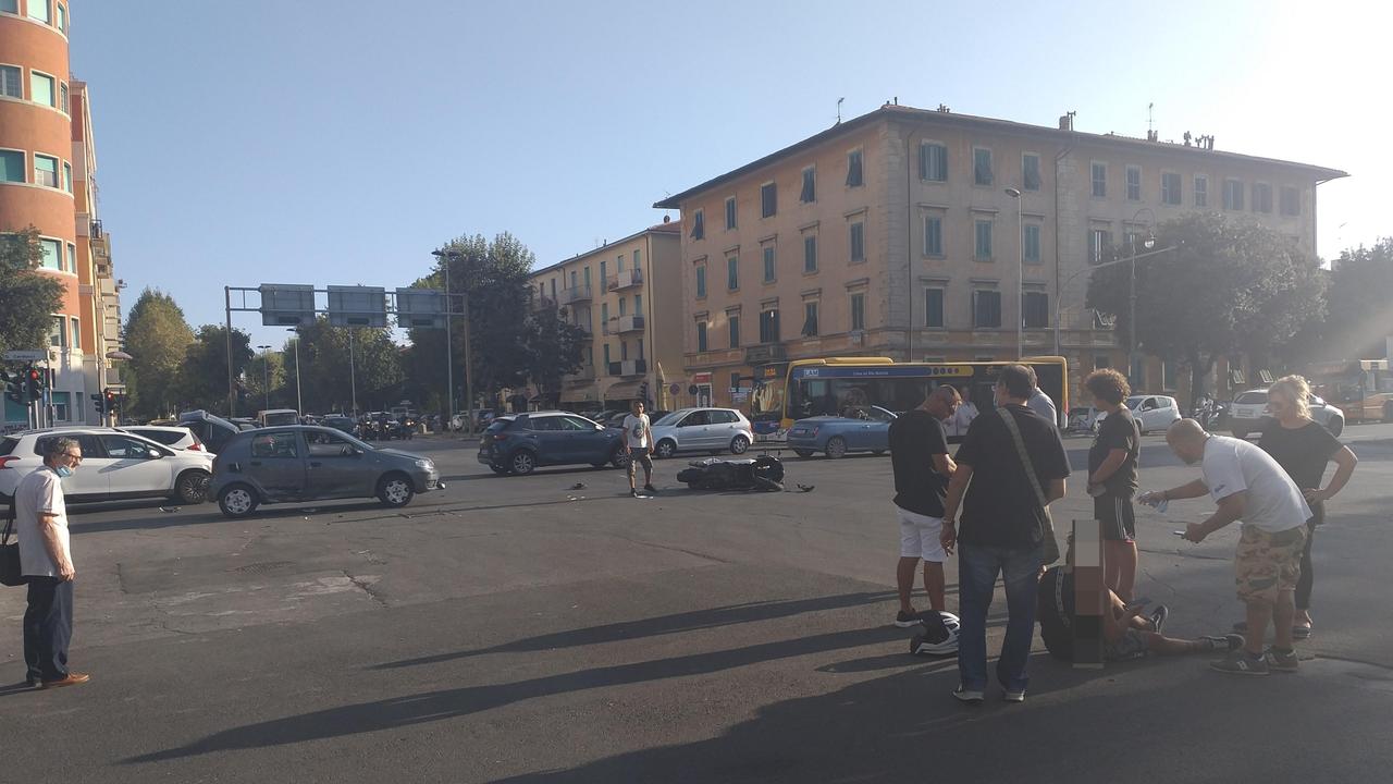 Il giovane soccorso dai primi passanti
