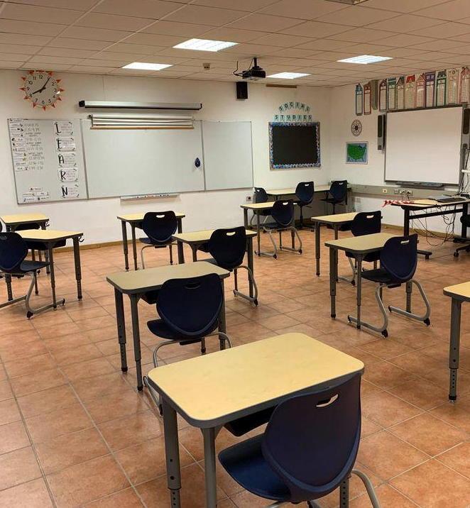 Un’aula scolastica della “Livorno elementary and middle school” con banchi singoli e distanziati