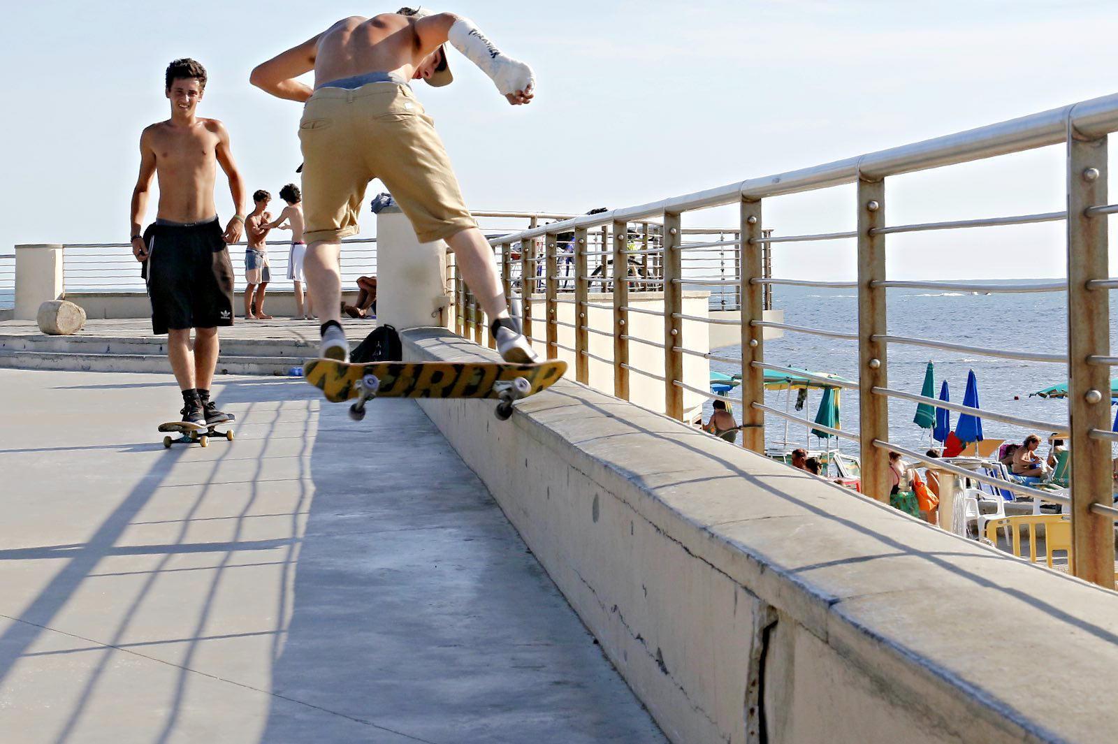 Un giovane si esibisce con lo skate sul lungomare di Livorno (Foto di Dario Marzi)