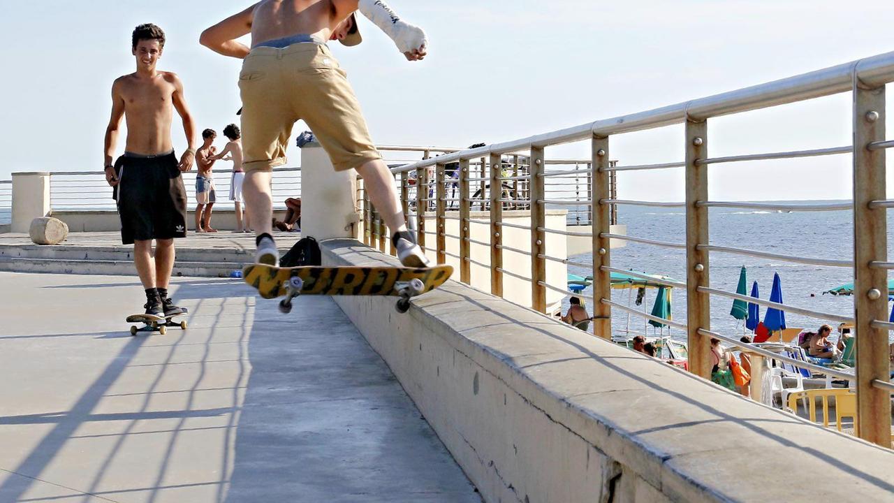 Un giovane si esibisce con lo skate sul lungomare di Livorno (Foto di Dario Marzi)